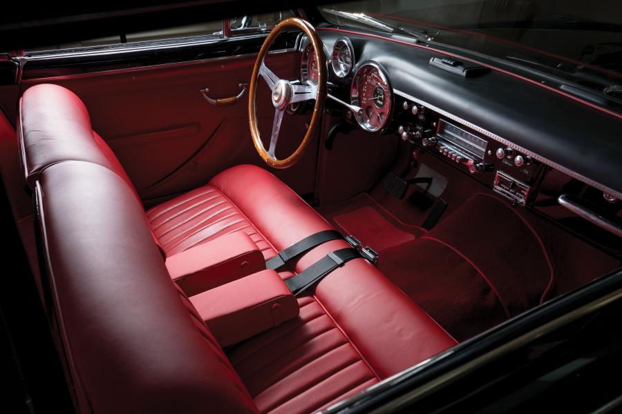 Интерьер Cunningham C-3 Continental Coupe 1953 года  (фото 8 из 41)